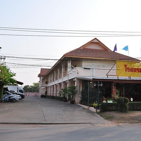 Poon Suk Hotel Kabin Buri Exteriör bild